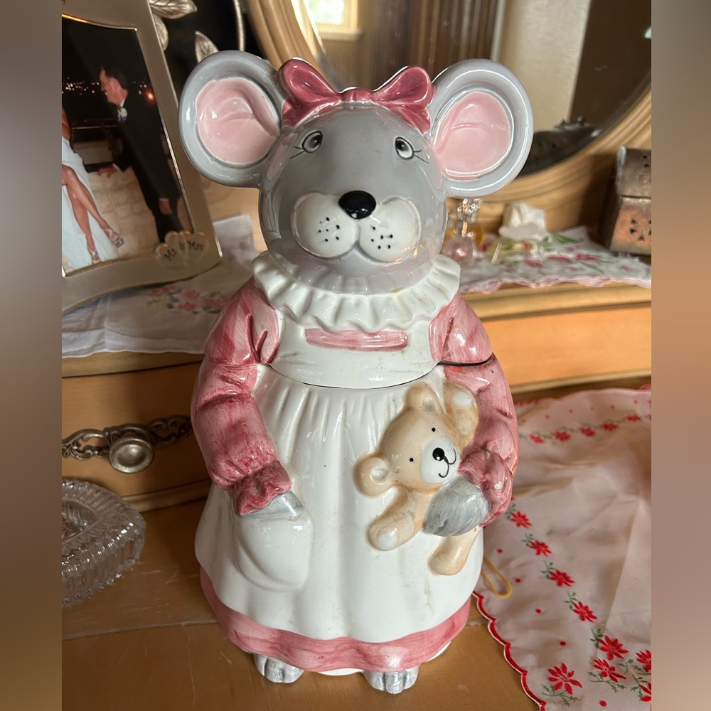 Cute ceramic cookie jar. 11.5 inches. Very homey and sweet!